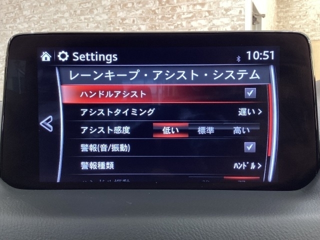 ハンドル操作をアシストすることにより車線からの逸脱回避を支援します。