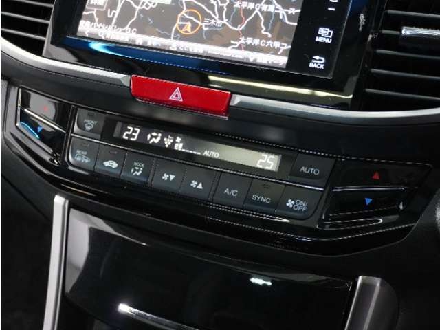 ◆オートエアコン装備◆　お好みの温度を設定をするだけで、後は、自動で風量を調節してくれます！快適にドライブが楽しめます。