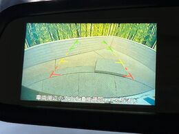【バックカメラ】駐車時に後方がリアルタイム映像で確認できます。大型商業施設や立体駐車場での駐車時や、夜間のバック時に大活躍！運転スキルに関わらず、今や必須となった装備のひとつです！