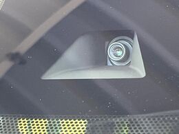【三菱e-Assist】走行中に前方の車両等を認識し、衝突しそうな時は警報とブレーキで衝突回避と被害軽減をアシスト。より安全にドライブをお楽しみいただけます。