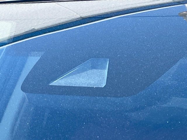 【プリクラッシュセーフティ】前方の車両等を検知し、衝突しそうな時は警報で注意を促し、ブレーキを踏む力をサポート。ブレーキを踏めなかった場合は衝突被害軽減ブレーキが作動、衝突回避をサポートします。