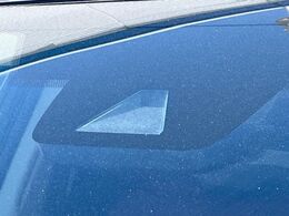 【プリクラッシュセーフティ】前方の車両等を検知し、衝突しそうな時は警報で注意を促し、ブレーキを踏む力をサポート。ブレーキを踏めなかった場合は衝突被害軽減ブレーキが作動、衝突回避をサポートします。
