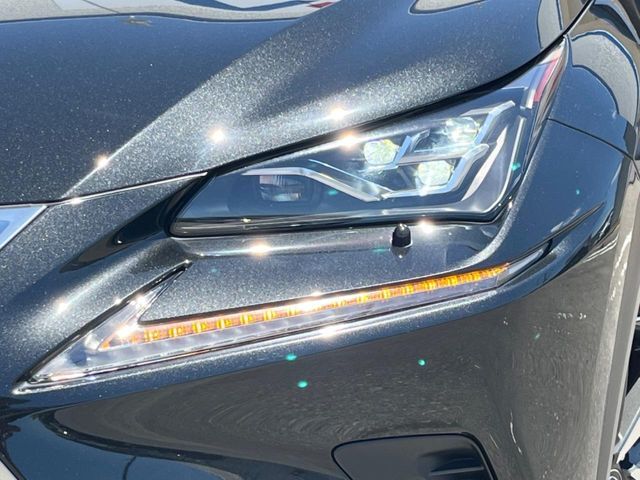 【三眼LEDヘッドライト】スタイリッシュな見た目の三眼LEDヘッドライトを装備♪スタイルだけでなく、夜間の走行も視界良好で安心してお乗りいただけます。