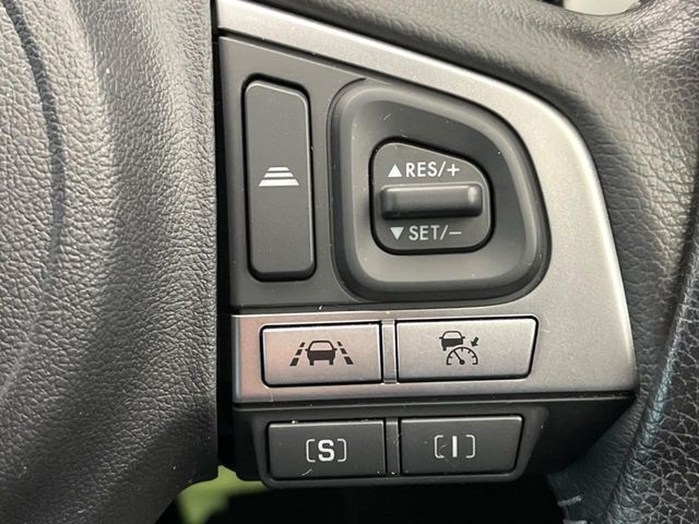 【全車速追従機能付クルーズコントロール】高速道路での長距離走行が楽に！！自動で速度を保つクルーズコントロールが、衝突軽減システムと連携し、前方の車両を感知して車間を保つように速度調節してくれます！！