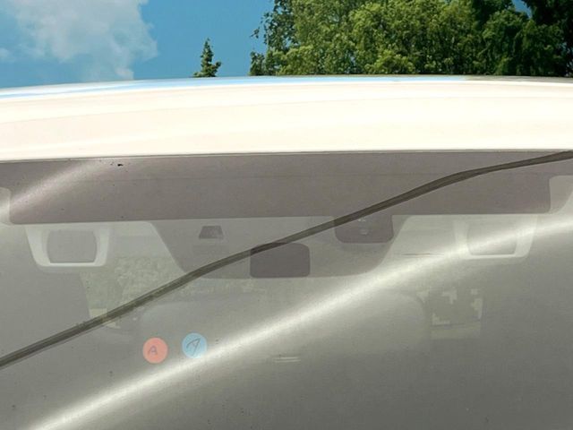 【アイサイトVer3】前方の車両等を検知し、衝突しそうな時は警報で注意を促し、ブレーキを踏む力をサポート。ブレーキを踏めなかった場合は衝突被害軽減ブレーキが作動、衝突回避をサポートします。