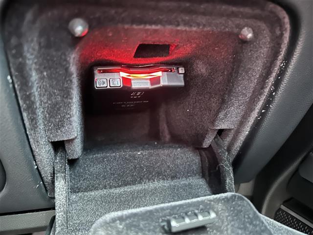【ETC】有料道路を利用する際に料金所で停止することなく通過できる、ETC車載器（ノンストップ自動料金収受システム機器）が装備されています。セットアップを行うことで利用可能になります。