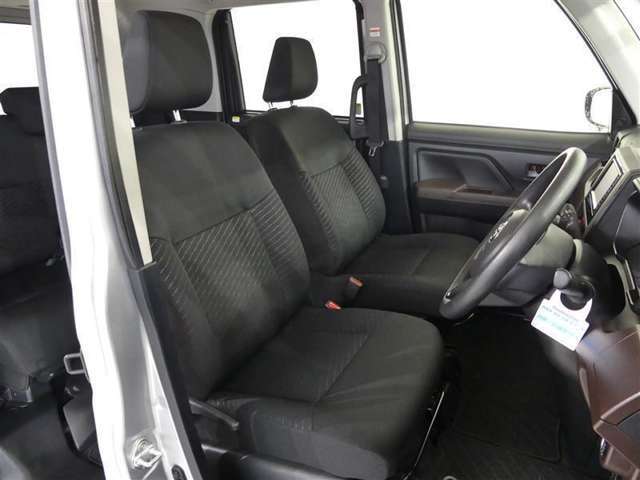 高いホールド性で運転姿勢が安定します。長距離ドライブでも疲れにくいのが魅力です。快適なドライビングライフをお送りください♪