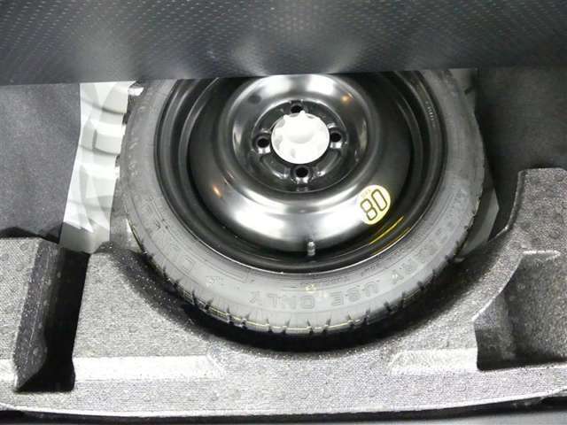【応急用タイヤ】応急用タイヤが付属します。こちらもしっかりと点検してお渡しいたします。