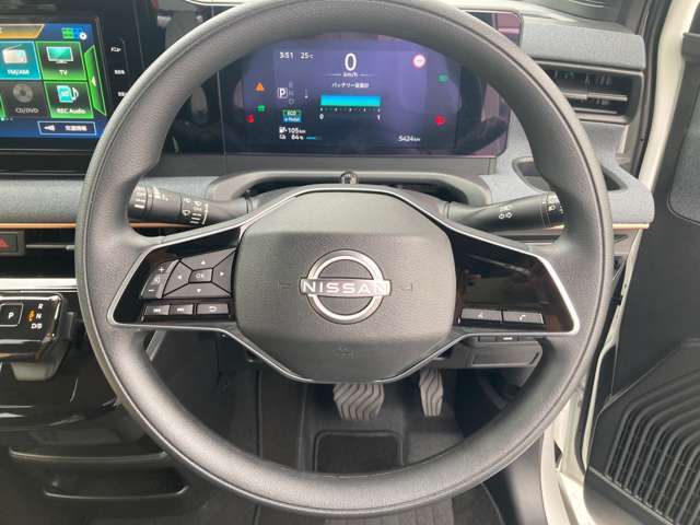 ■ステアリングスイッチ■ハンドル手元でオーディオの操作が簡単に出来ます。運転中でもナビまで手を伸ばさずに操作が出来て安心です。