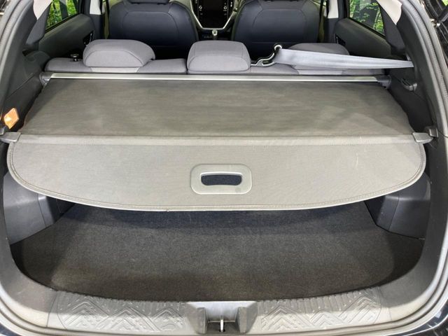 【トノカバー】デッキに積み込んだ荷物を雨風や盗難のリスクから守るトノカバーを装備。気兼ねなく荷物を積み込んでお使いいただけます。
