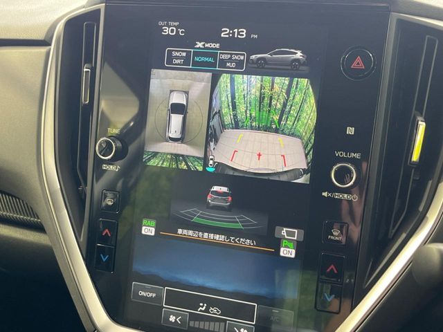 【マルチテレインモニター】車のフロントやサイドのカメラ画像を同時にモニター表示することで、悪路や狭い道を走行時でも周囲の状況確認ができ安心！本格SUVにうれしい装備です♪