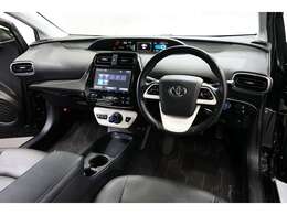 50系トヨタのプリウス前期モデルが入荷しました！！レギュラーで走行するハイブリッド車です。車両重量は1370kg・JC08モード燃費は37.2km/L・直列4気筒エンジン・98馬力（※カタログ参照）。