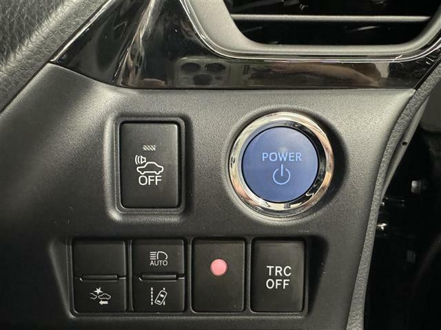 【スマートエントリー＆スタートシステム】スマートキーを持っているだけ、鍵を差し込むことなく、ボタンを押すだけでエンジン始動や停止を行うことができます。