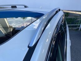 【ルーフレール】外観の魅力を引き立てるとともに、ウィンタースポーツや釣り、ロードバイク等で使う各種ギアを積むキャリア取り付けベースに！アクティブなカーライフを楽しむには必須の装備ですね！