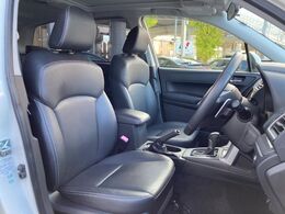 【黒革シート】上質な本革を使用し、高級感あふれる黒革シート。常に体に触れる部分だから、座り心地の良さにはこだわりたいですね♪汚れの付着や劣化を抑制する内装コーティング施工もおススメですよ♪