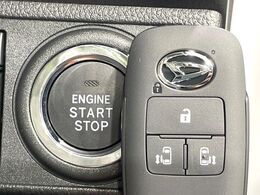 便利なキーレス＆プッシュスタートシステム♪この電子キーを携帯しているだけで簡単にエンジンの始動やドアの解錠、施錠が可能です！また万が一の時も安心なエンジンイモビライザーもついてます！