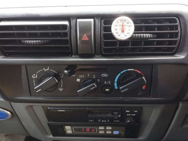 吹出口の温度計はエアコン点検用ですので車両には付属しません。