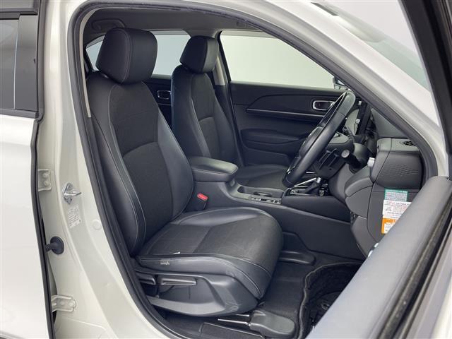 【運転席】座り心地が良いシートなので長時間の運転でも快適にお過ごしいただけます。新品のフロアマットのご注文も可能です。掲載箇所以外にご希望の写真がございましたらお気軽にお問い合わせ下さい。