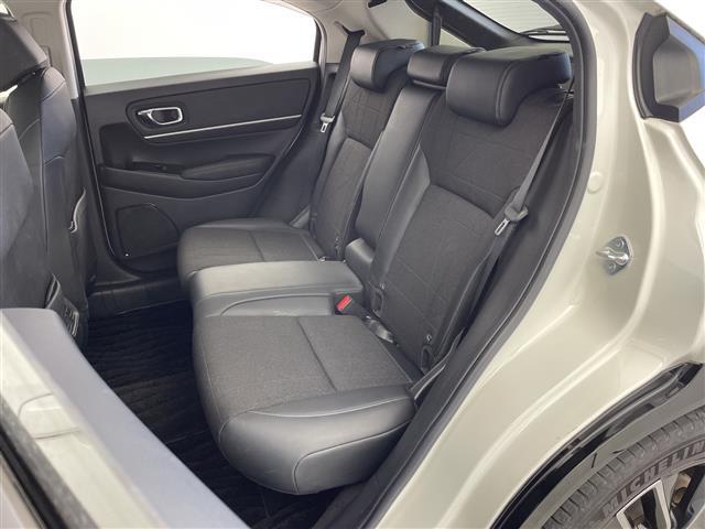 【後部座席】後席もゆったりドライブを楽しめます。ガリバーでご購入いただきましたら、内外装はプロこだわりのクリーニングで清潔なおクルマでご納車させていただきます！店舗での現車確認も承っています！