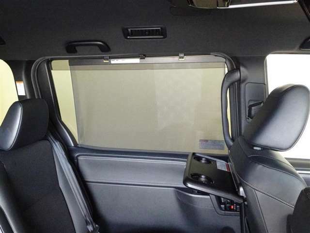 セカンドシートの窓ガラスには日よけのシェードが搭載されてます。強い日差しのカットに、プライバシー対策としても重宝します。