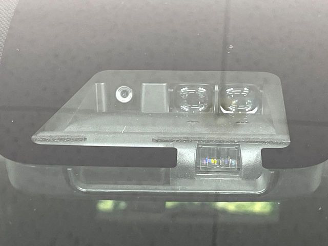 【トヨタセーフティセンス】走行中に前方の車両等を認識し、衝突しそうな時は警報とブレーキで衝突回避と被害軽減をアシスト。より安全にドライブをお楽しみいただけます。