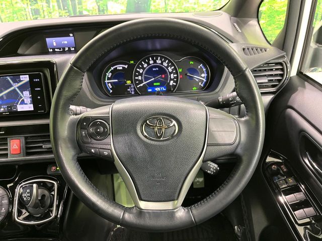 【純正革巻きステアリング】上質な革を使用することで、手にしっかり馴染みとても運転しやすいハンドルです♪