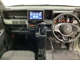 車内は光触媒抗菌消臭施工済です。インパネ周りはスタイリッシュなデザインです。グローブボックスやカップホルダーのほかにトレーなどたくさんの収納スペースが付いています。