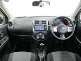 黒を基調としたスタイリッシュなデザインの運転席です。外装も内装もモコモコしていてかわいい！