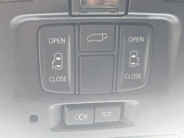 【両側パワースライドドア】スマートキーや運転席のスイッチで後席両側スライドドアの開閉が可能♪電動だから力を入れてドアを開ける必要が無く、小さなお子様でも簡単に開け閉めでき快適です♪