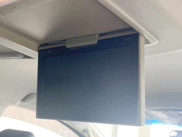 【フリップダウンモニター】大画面モニターで後席でもエンタメをお楽しみいただけます。小さなお子様にも大人気の装備です♪