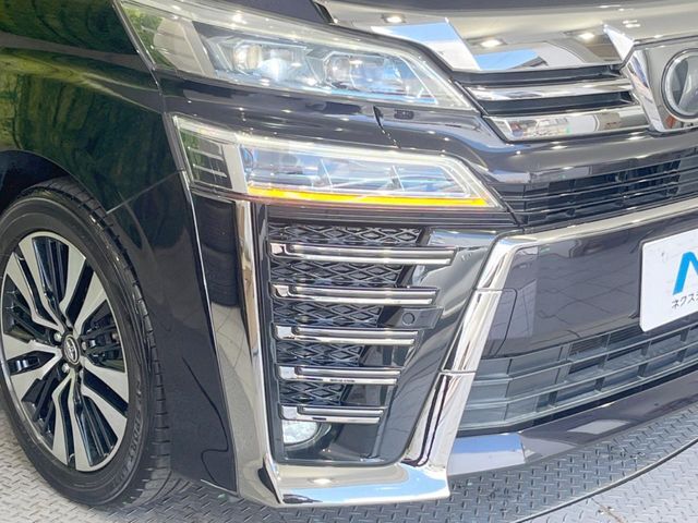 【LEDヘッドライト】悪天候や夜間走行時も良好な視界を確保し安心して運転できる高輝度LEDヘッドライトを装備！点灯速度が早く、消費電力も抑えられています。