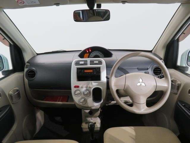 シンプルながら機能性あふれる運転席廻りです。視界性もよく、運転しやすいですよ。