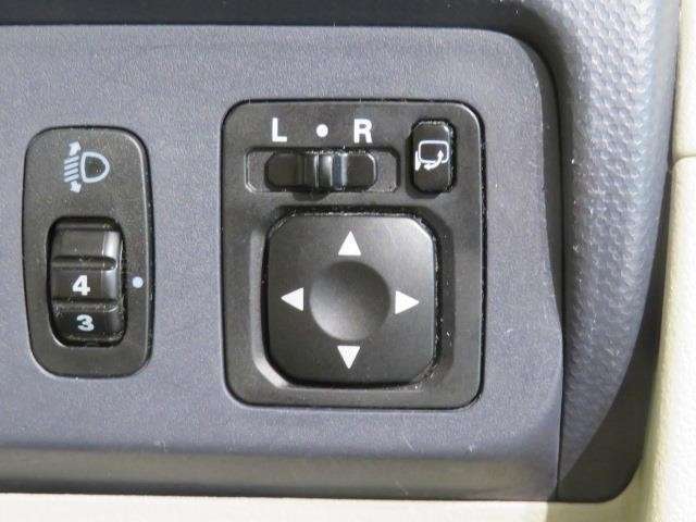 電動格納式ドアミラー付き。駐車場へ停めた時に、ボタン一つで左右のドアミラーをたたむ事ができます。