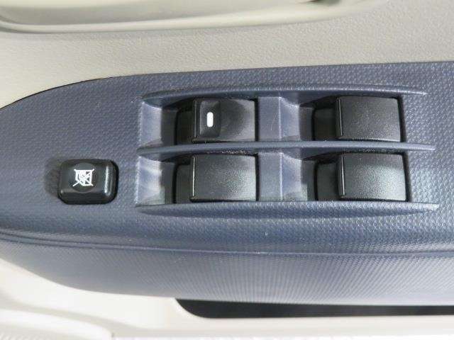 パワーウィンドのスイッチです。運転席に座りながら、助手席や後席の窓を開け閉めできるので大変便利ですよ。