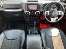 【室内】コックピット。車内もキレイで嫌な臭いもありません！ご納車後の臭いが付きにくくなる「空気触媒コーティング」もあります。