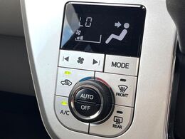 【オートエアコン】一度お好みの温度に設定すれば、車内の温度を検知し風量や温度を自動で調整。暑い…寒い…と何度もスイッチ操作をする必要はありません。快適な車内空間には必須の機能ですね♪