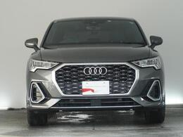 AUDIの特徴シングルフレームグリルは力強さとエレガントな雰囲気を醸し出します。