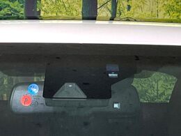 【プリクラッシュセーフティ】前方の車両等を検知し、衝突しそうな時は警報で注意を促し、ブレーキを踏む力をサポート。ブレーキを踏めなかった場合は衝突被害軽減ブレーキが作動、衝突回避をサポートします。