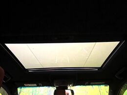 【サンルーフ】開放感たっぷりの希少装備、サンルーフが装着されています！車内に明かりを取り入れたり景色を楽しむ以外にも、車内の空気も簡単に換気できて快適です！