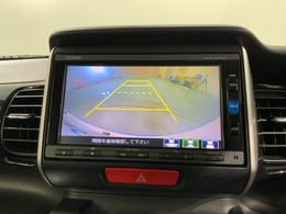 リバースギアに入れるだけで後方の表示へ切り替わります。夜間や雨の日の駐車も楽になりますよ。