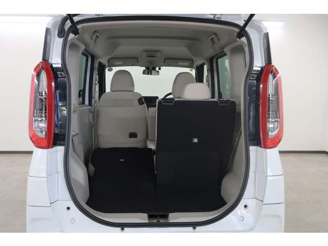 後席は、5：5分割に倒す事も可能