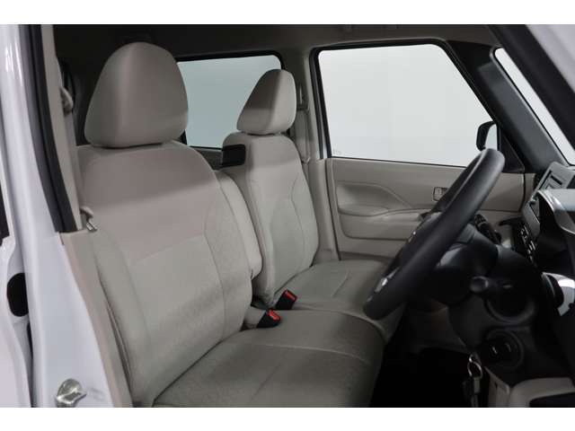 ベージュ内装　横の移動もスムーズに　フロントベンチシート