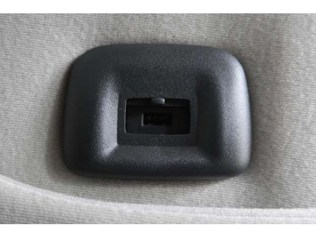 助手席シートバックには、スマホやタブレットの充電も可能なUSBポートを装備