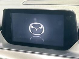 【マツダコネクトナビ】車内の雰囲気にマッチした一体型タイプのナビ。各種車輌設定やBluetooth再生等、様々な機能が楽しめます。直感的なダイヤル操作が可能で、使い勝手も良好です。