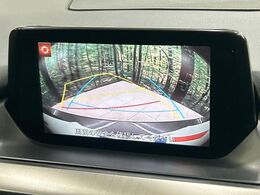 【バックカメラ】駐車時に後方がリアルタイム映像で確認できます。大型商業施設や立体駐車場での駐車時や、夜間のバック時に大活躍！運転スキルに関わらず、今や必須となった装備のひとつです！