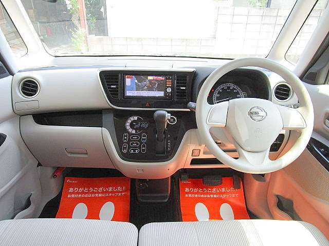 コンパクトなボディー、その車内は広くベンチシートになっています。足元もゆったりとしていますよ。