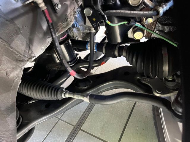 お車を安心してお乗りいただく為には、足回りの定期点検が欠かせません。サービスサポート（有償保証）では無料点検もご提供しており、安心のカーライフをお過ごしいただけるサポート体制が整っています。