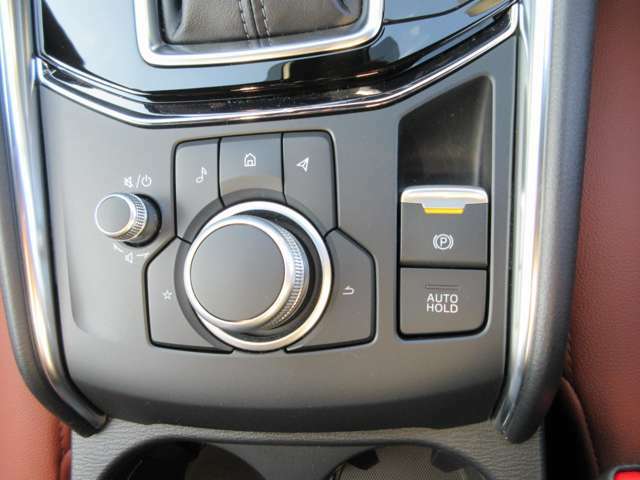 コマンダーコントロールで車の各種装備やナビ、オーディオの操作が手元でできます。