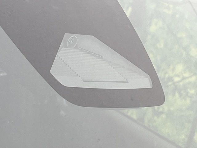 【ホンダセンシング】走行中に前方の車両等を認識し、衝突しそうな時は警報とブレーキで衝突回避と被害軽減をアシスト。より安全にドライブをお楽しみいただけます。