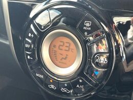 【オートエアコン】一度お好みの温度に設定すれば、車内の温度を検知し風量や温度を自動で調整。暑い…寒い…と何度もスイッチ操作をする必要はありません。快適な車内空間には必須の機能ですね♪